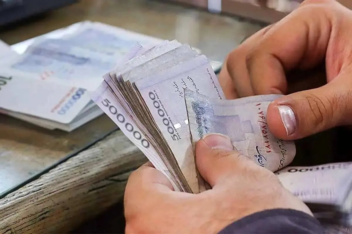 اعتراض کارگران به وعده ترمیم مزد| با این حقوق نمیشه یک هفته سر کرد| فقط حرف و وعده و شعار میدهید